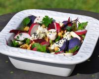 C'est une salade 'antioxydante', pleine de légumes colorés : betteraves crues et cuites, radis, pommes de terre vitelotte, champignons de Paris crus, salade rouge de…