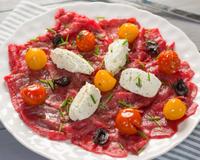 Ce carpcaccio de boeuf est parfait pour une entrée toute en fraîcheur, relevé par la force onctueuse du Tartare Ail et Fines Herbes.