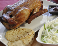 Canard mariné dans sa laque puis cuit rôti.