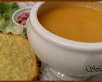 Une soupe orange, légère, de saison, et facile à réaliser. Les enfants adorent la tartine de gruyère grillée.