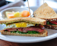 Sandwich chaud bacon œuf frit