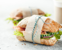 Sandwich jambon, concombre, pickles d’oignon rouge et fromage frais : la recette idéale pour un pique-nique pendant les vacances !