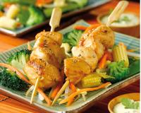 Une recette originale de brochettes aux saveurs asiatiques et leur lit de légumes variés. Délicieuses à déguster avec de la mayonnaise !
