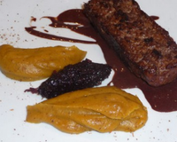 Un haché de canard accompagné d'un condiment à base de cerises séchées et d'une mousseline de butternut parfumée au "pain d'épices", servis avec une sauce cacao amère