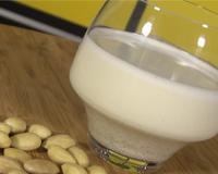 Si vous aimez le lait d'amande, cette recette en vidéo est faite pour vous. Ce lait gourmand, onctueux et sans lactose accompagnera parfaitement vos céréales…