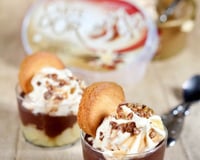 Coupe de Crème glacée Carte d'Or Façon Glacier Vanille et Noix de Pécan, compotée de poires et chocolat