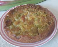 Un gâteau très moelleux à la rhubarbe dont la saison est bien courte ! Vite il faut en profiter c'est délicieux !