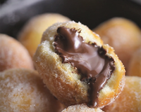 Tout mignons, tout beaux et tout bons, ces beignets au chocolat coulant.