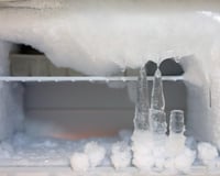 “Rapidement et sans risque” : une experte partage ses conseils pour dégivrer votre congélateur cet été !