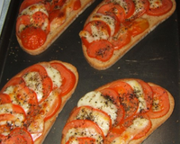 Bruschetta tomate mozzarella & ses petits oignons