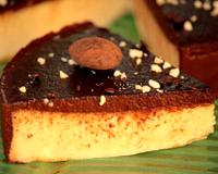 Un petit délice : Une base fondante à l'amande surmontée d'un miroir au chocolat amer!