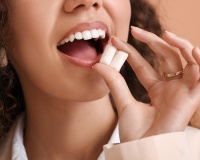 Faut-il s'inquiéter quand on avale un chewing-gum ? Le Dr Jimmy Mohamed démêle le vrai du faux