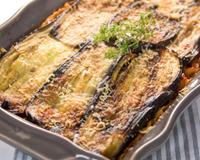 Optez pour ces lasagnes d'aubergines à la sauce tomate, accompagnées d'une belle salade verte.