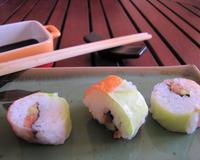 Il s'agit d'un maki classique ... mais revisité. Il est monté à l'envers en quelque sorte, puisque que le surimi est à l'extérieur,…