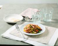 Des spaghettis complets pleins de légumes.