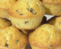 A l'heure du thé ces muffins bien moelleux raviront vos papilles et pour encore plus de fondant ajoutez-leur un coeur de chocolat au lait...