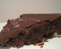 Gâteau léger en bouche, hyper chocolaté, fondant sur les bords et au c&oeligur totalement coulant. Un vrai délice pour les drogués du cacao comme moi.