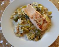 Saumon à la crème sur un lit de poireaux