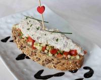 Délicieuse tartine à base de rillettes de maquereaux préparées avec de la crème de Saint Agur et des noix, sur une brunoise gourmande de tomates et courgettes.