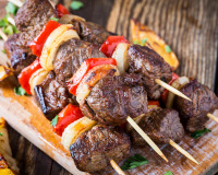 Envie de nouveauté ? Testez ces brochettes bœuf/ fromage à faire au barbecue