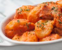 Recette familiale italienne faite de gnocchi de pommes de terre et de chair à saucisse le tout accompagné de sauce tomate.