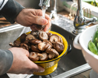 Cyril Lignac dévoile sa technique infaillible pour nettoyer des champignons sans les abîmer