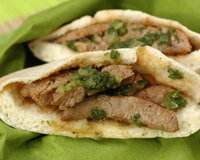 Pain pita à l'agneau mariné et grillé au cumin, sauce à la menthe, façon street food