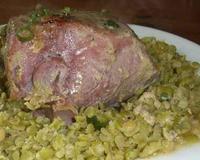 Prendre une palette de porc, badigeonner de moutarde forte. Faire cuire à feu vif en arrosant de bière.