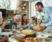 “La science et les nutritionnistes se sont longtemps déchirés sur la question” : Mac Lesggy explique pourquoi il est préférable de dîner tôt