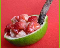 Saumon mariné et fraises à la réglisse en coque de citron ver