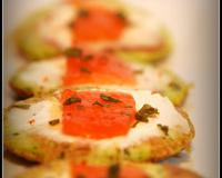 Les courgettes en pancakes ou blinis avec du fromage frais et du saumon fumé, une recette ingénieusement bonne...