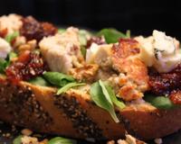 Tartine gourmande au fromage et boudin blanc.