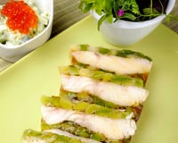 Terrine de filet de cabillaud sauvage d'Alaska pressé à la citronnelle, mesclun aux œufs de saumon sauvage