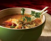 Recette exotique. Velouté de légumes aux crevettes marinées.