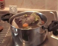 Langue de boeuf, tomates, beurre, échalotes, vinaigre rouge, persil, câpres et cornichons.