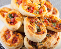 Roulés feuilletés au jambon, au fromage et figues