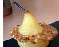 Poires rôties à la vanille fourrées à la crème brûlée et tuile craquante à la noisette