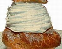 Tendres petits choux garnis de glace a la vanille et nappés de sauce au chocolat bien chaude.