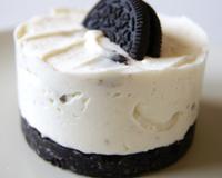 Une petite gourmandise à l'heure du dessert. De jolis biscuits, de la mascarpone crémeuse. Des petits cercles individuels. Et hop! On obtient de jolis bavarois…