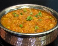 Plat végétarien à base d'aubergines qui comprend les six saveurs caractéristiques de la cuisine Indienne.