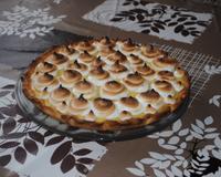 Une crème fondante au citron entre un biscuit sablé croquant et une douceur meringuée.