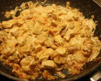 Amincé de poulet à la crème, tomates fraîches et champignons. A accompagner avec du riz.