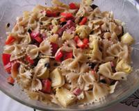 Une salade que nous avons mangée en plat complet. Nous avons juste pris un dessert ensuite. Si vous servez cette salade en accompagnement elle suffira pour 6 à 8 personnes.