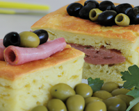 Cake salé aux jambon, gruyère et olives vertes