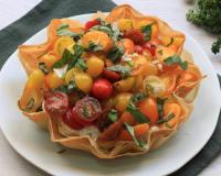 Une recette croustillante et pleine de fraîcheur : la tarte aux tomates crues, fromage frais et feuilles de bricks