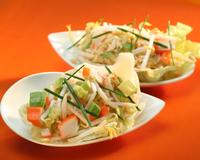 Une salade croquante et très fraîche composée de dés de surimi, d'avocat, de concombre, de salade iceberg et de pousses de soja.