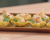 Tortilla Bowls aux noix de Saint-Jacques, citron vert, baies roses et fondue de poireaux