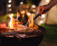 Oubliez les allume-feu chers et chimiques ! Ce chef dévoile une technique simple et économique pour démarrer le barbecue