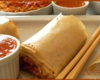 De tendres morceaux de poulet cuits dans une sauce tomate enroulés de feuilles de bricks, accompagnés de purée de tomate.
Cette recette a remporté le 10ème prix du concours…