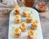Choux au fromage fouetté et à la chiffonnade de jambon